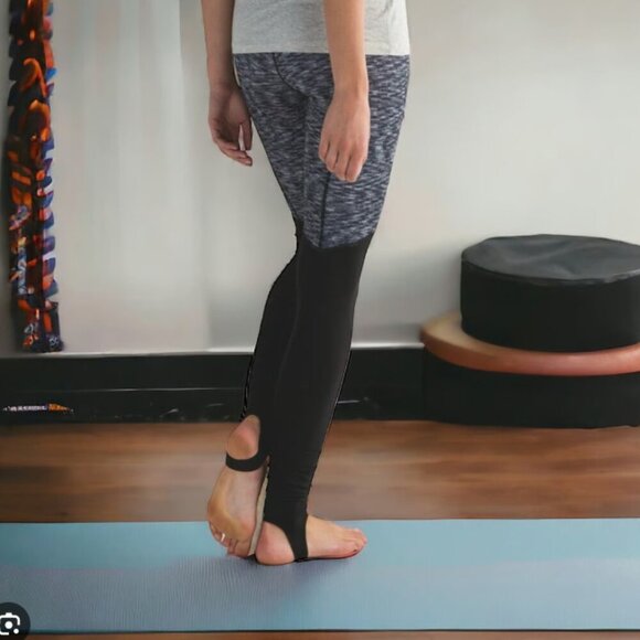 Lululemon EUC wunder under stirrup leggings in dramatic static black white 6 - Picture 4 of 9